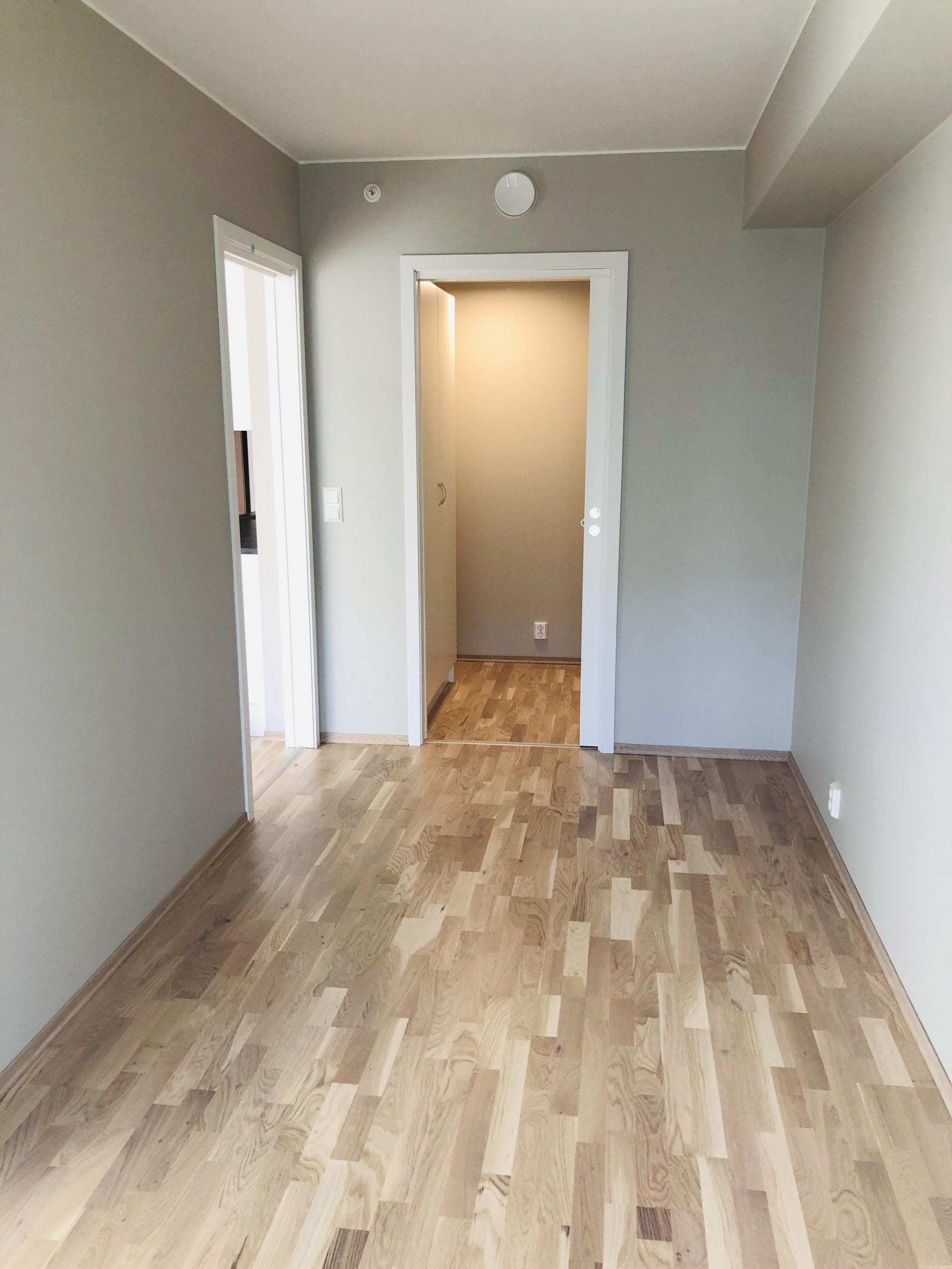 Soverom med tilhørende garderobe